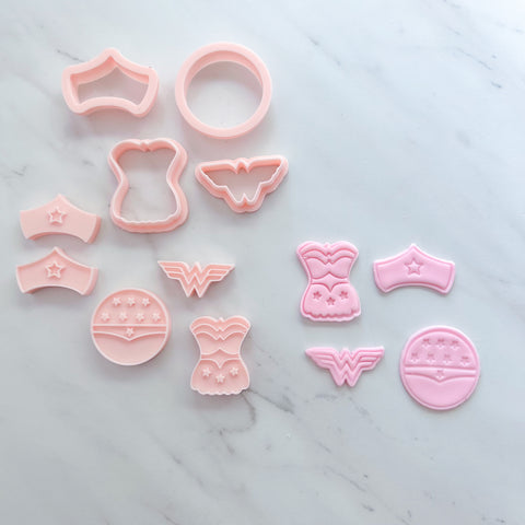 WONDER WOMAN EMBOSSER SET BY SAIDAS SWEETS