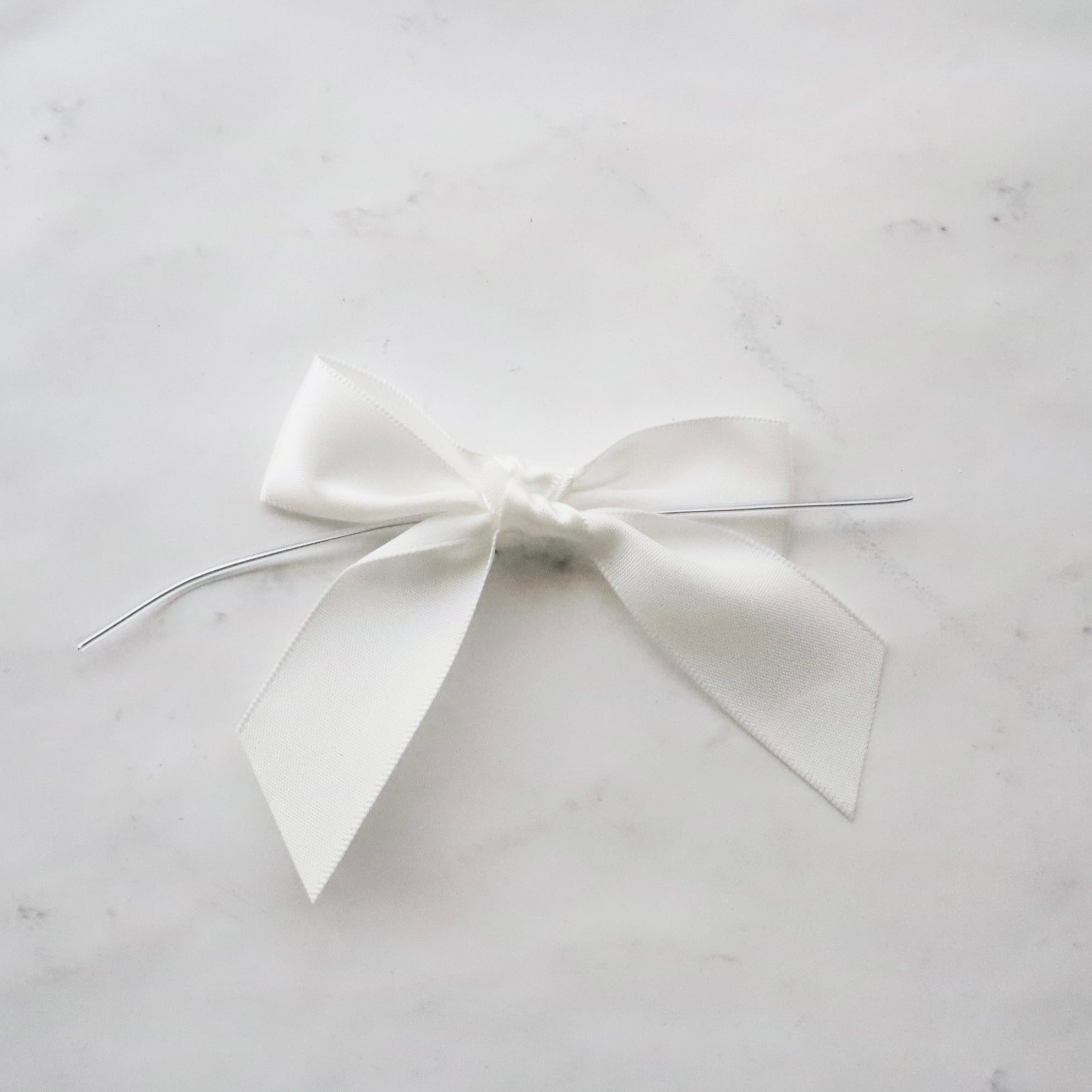 PRE TIED BOWS WITH WIRE (WHITE)