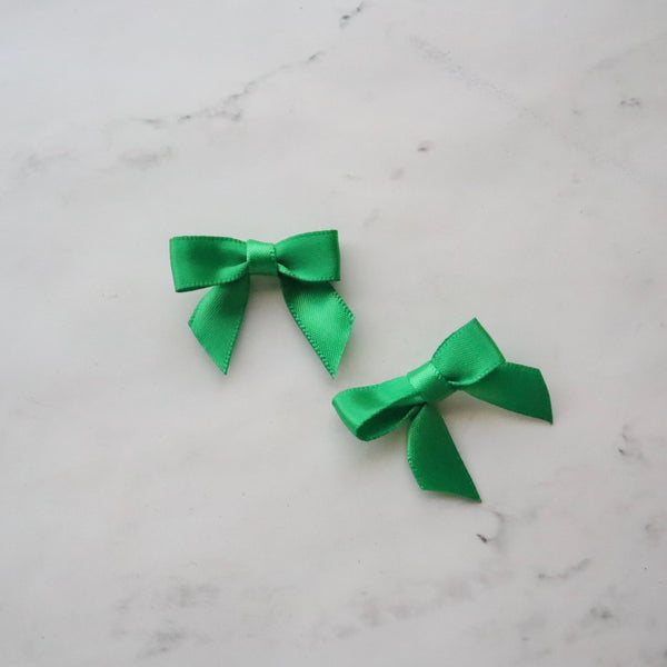 PRE TIED TINY SATIN BOWS (GREEN)