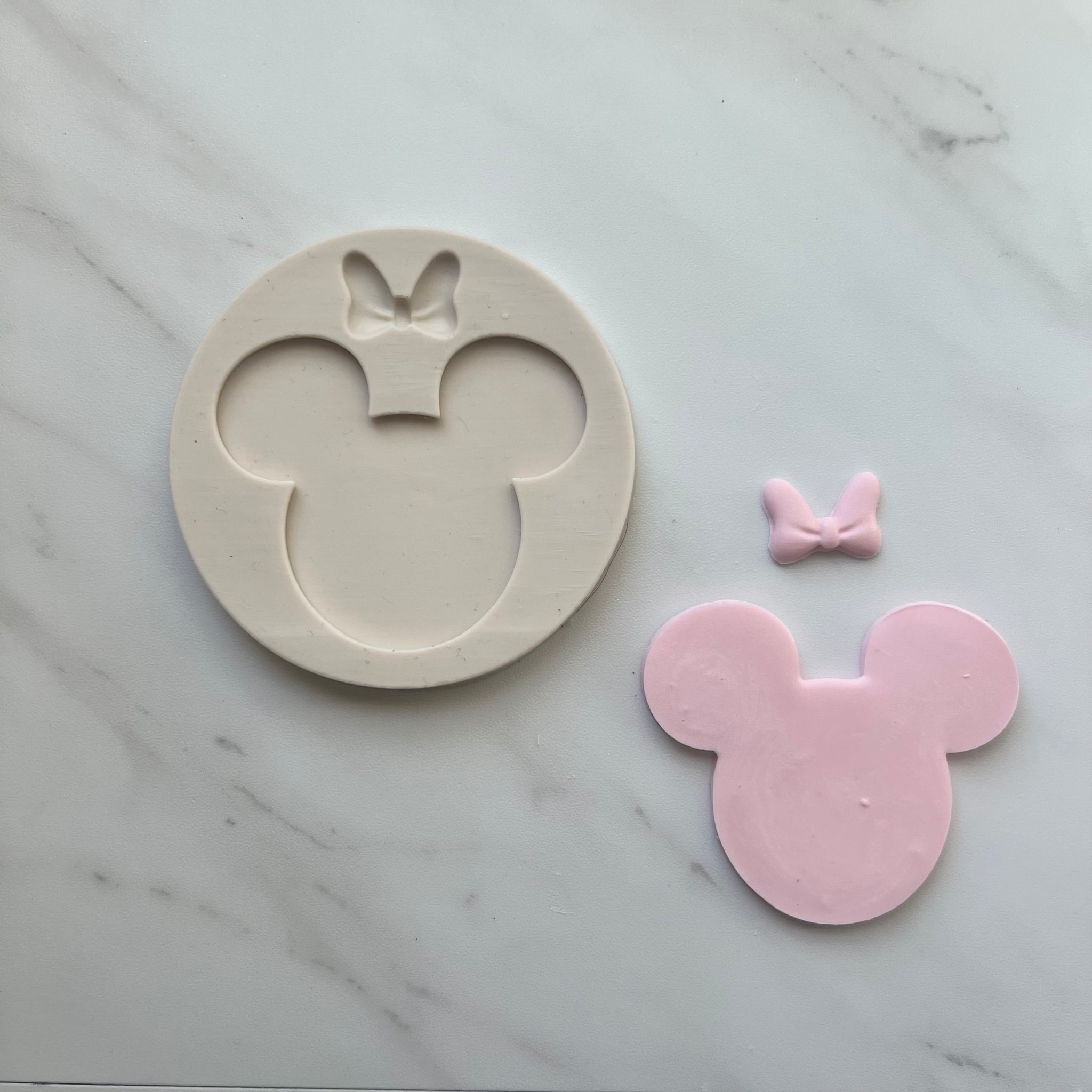 MICKEY SILHOUETTE WITH BOW MOLD